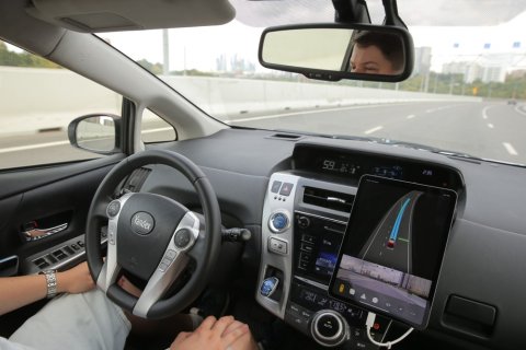 Беспилотные автомобили получат экраны для предупреждения о ДТП